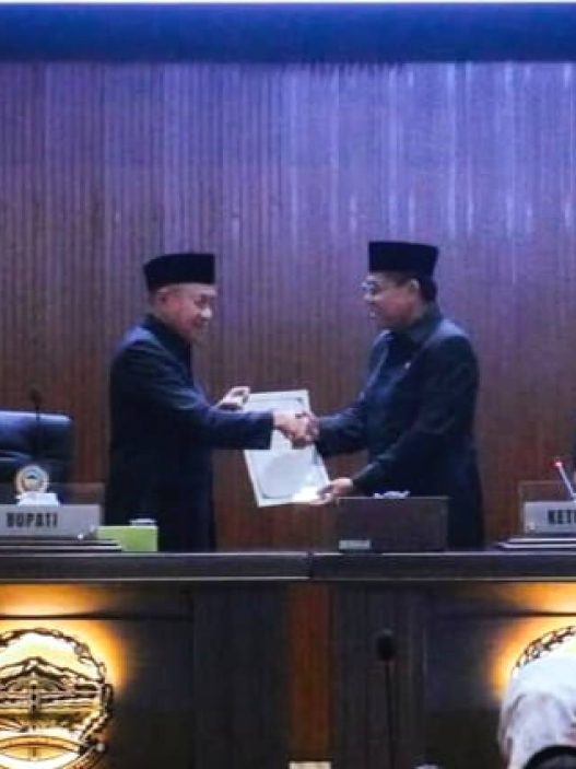 Serahkan lkpj bupati banyumas sadewo tri lastiono menyerahkan dokumen lkpj kepada ketua dprd kabupaten banyumas subagyo