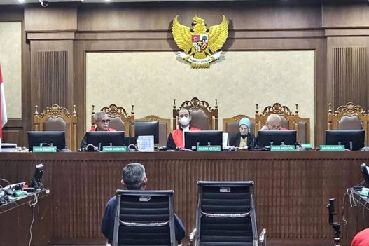 SIDANG: Penyelidik KPK, Arif Budiharjo, memberikan kesaksian untuk terdakwa Sekjen PDIP Hasto Kristiyanto di Pengadilan Tindak Pidana Korupsi (Tipikor) pada Pengadilan Negeri Jakarta Pusat, Jumat (16/5).