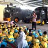 Siswa tk diajak kenal polisi lebih dekat