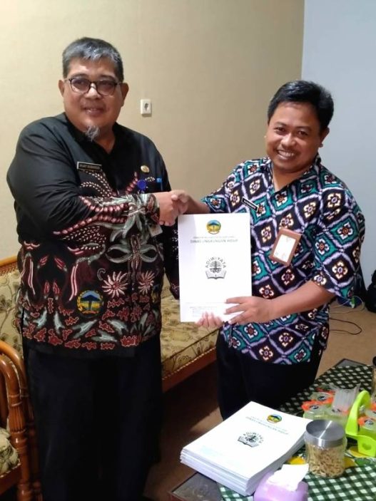 Sk adiwiyata 20 madrasah baru diserahkan