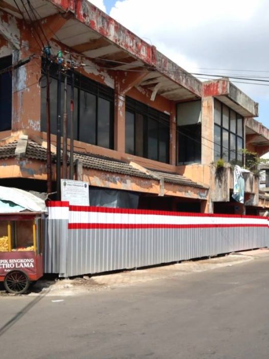 Sterilisasi pagar seng sudah menutupi seluruh sisi gedung bekas toko metro kebondalem
