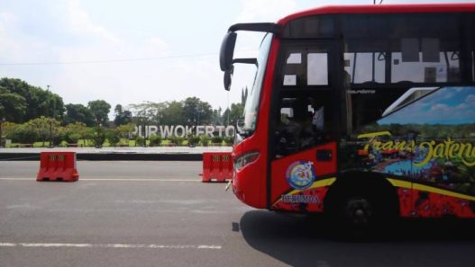 Tarif naik bus trans jateng saat beroperasi melintas di jalan jenderal soedirman purwokerto