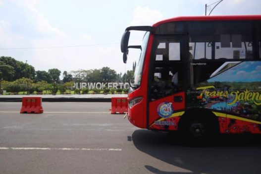 Tarif naik bus trans jateng saat beroperasi melintas di jalan jenderal soedirman purwokerto