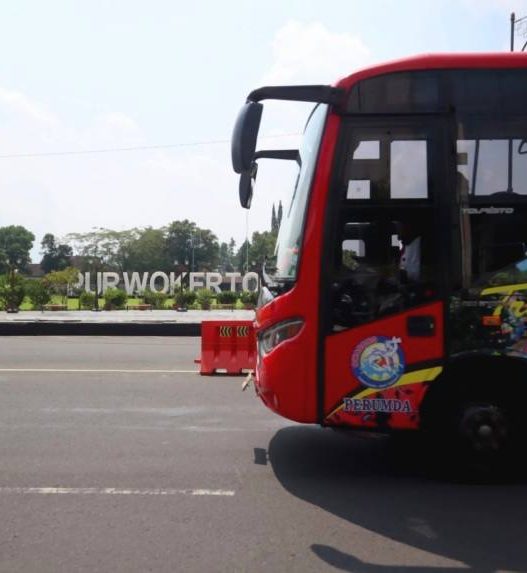 Tarif naik bus trans jateng saat beroperasi melintas di jalan jenderal soedirman purwokerto