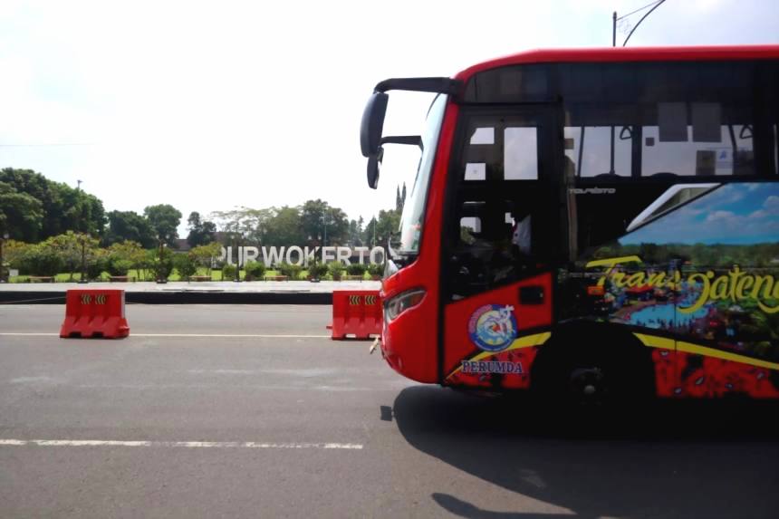Tarif naik bus trans jateng saat beroperasi melintas di jalan jenderal soedirman purwokerto