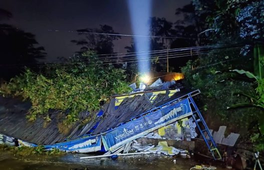 Tebing setinggi 15 meter longsor di wonosobo toko bangunan roboh