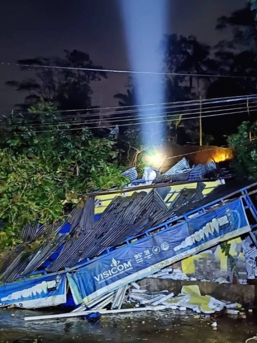 Tebing setinggi 15 meter longsor di wonosobo toko bangunan roboh