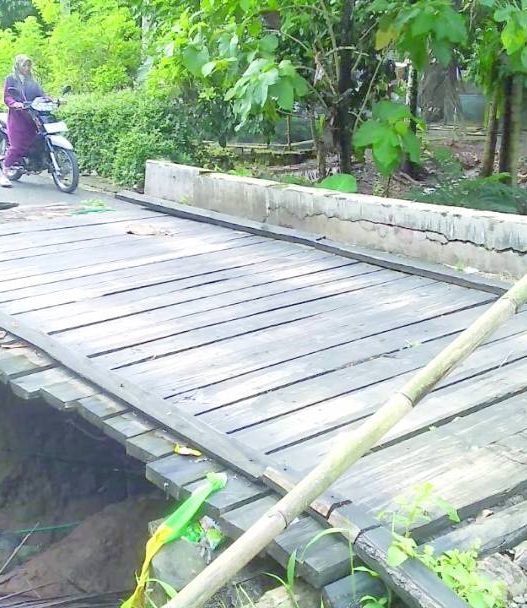 Tembok sedada ambrol, jembatan kayu darurat ditutup