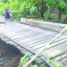 Tembok sedada ambrol, jembatan kayu darurat ditutup