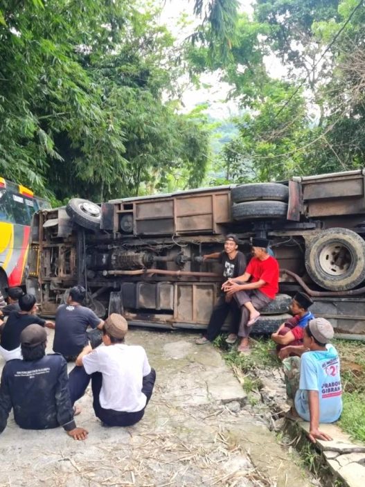 Tidak kuat nanjak, bus sekolah terguling