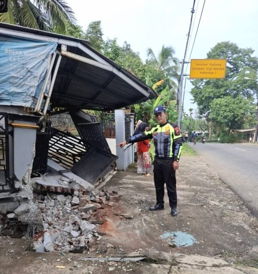 Truk trailer hino tabrak rumah dan mobil di banyumas