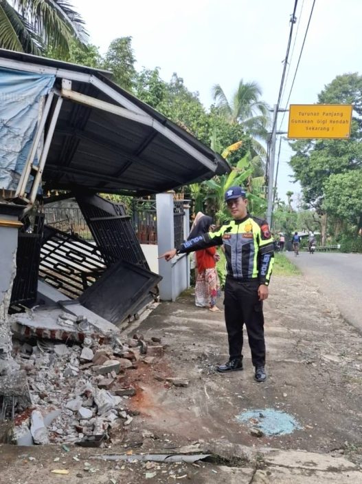 Truk trailer hino tabrak rumah dan mobil di banyumas