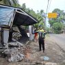Truk trailer hino tabrak rumah dan mobil di banyumas