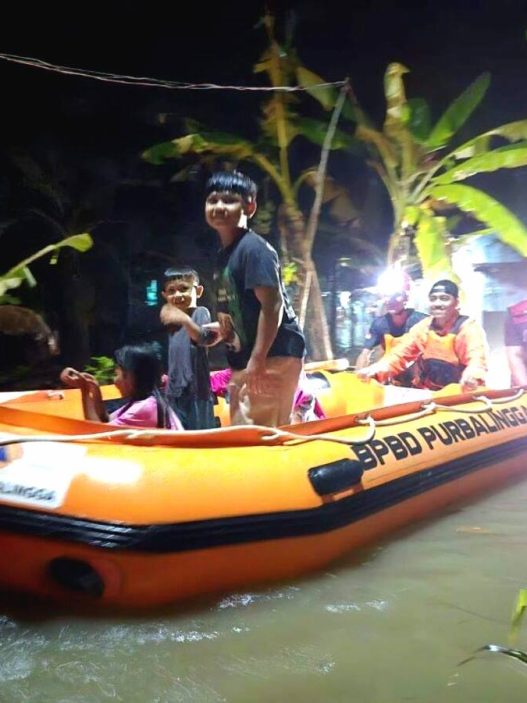 Warga mengungsi menggunakan perahu bpbd purbalingga