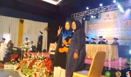 Wisuda smk cbm jadi sorotan