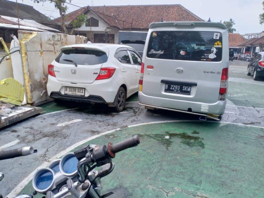 Brio tabrak empat mobil dan dua motor di kalimanah
