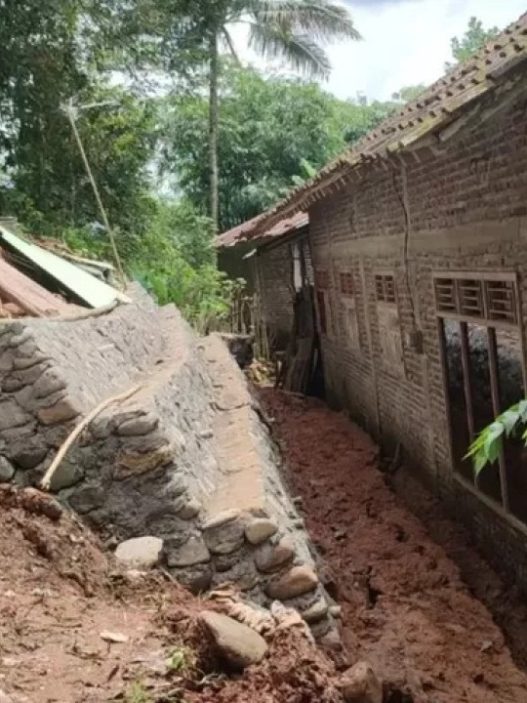 Curah hujan tinggi, longsor masih mengintai