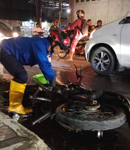 Diduga korsleting, sepeda motor terbakar di kroya cilacap
