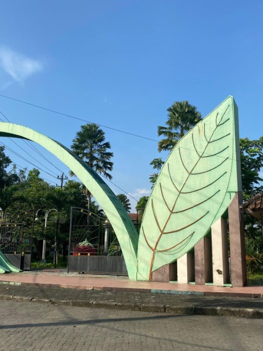 Gerbang jarang terbuka, sering dikira tutup