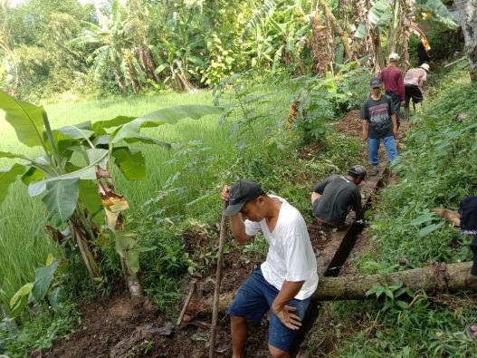 Gotong royong, warga tamanwinangun jaga kebersamaan