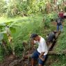 Gotong royong, warga tamanwinangun jaga kebersamaan