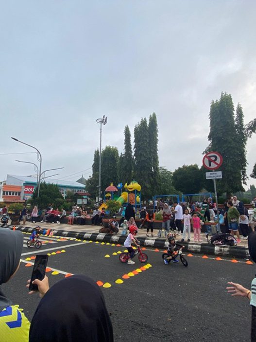 Jadi ruang sosialisasi bergerak sambil momong anak