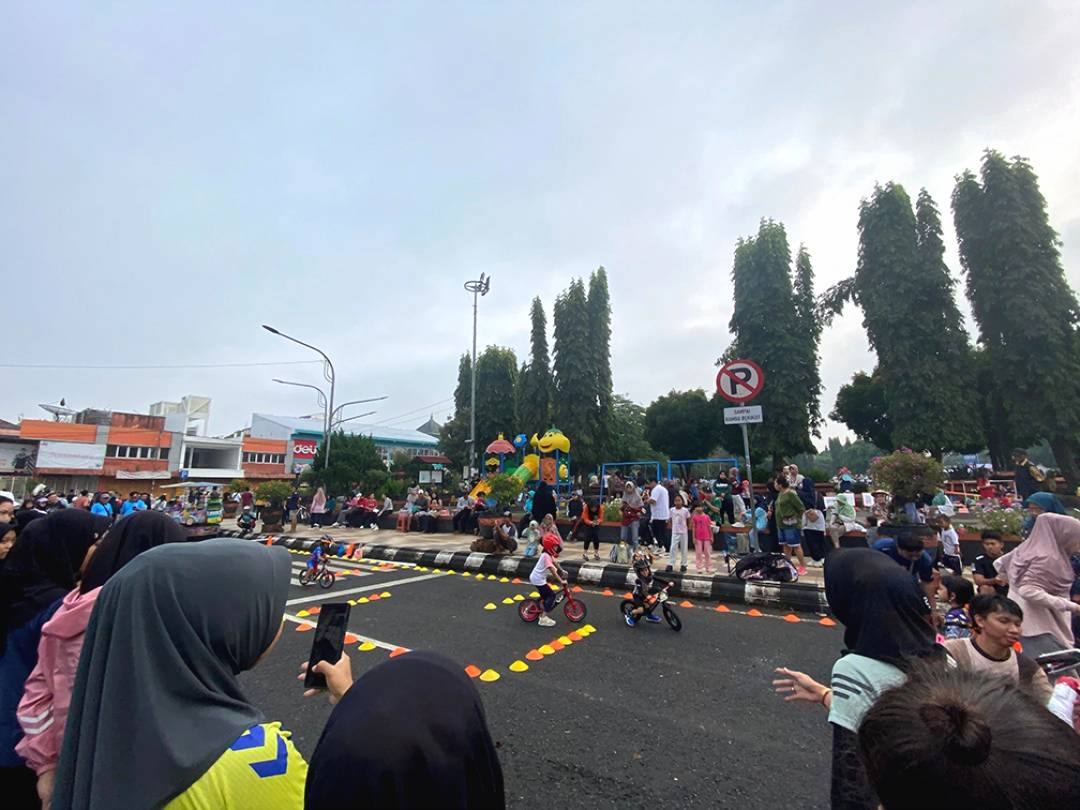 Jadi ruang sosialisasi bergerak sambil momong anak