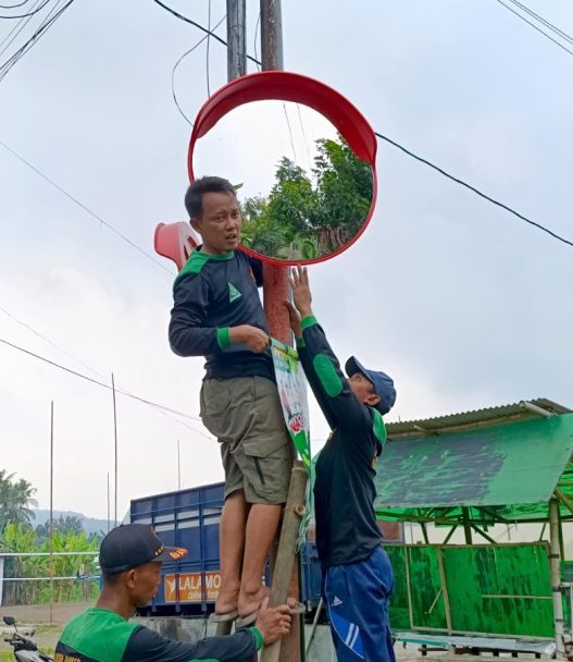 Jalur padat gemeksekti dipasangi kaca cembung