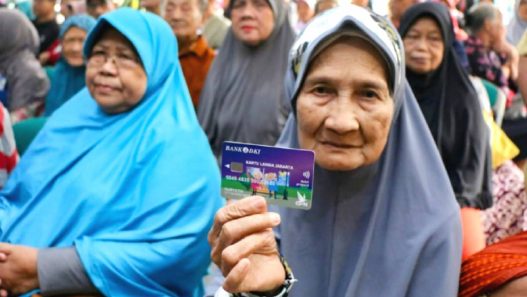 Klj 2025 kini resmi disalurkan kepada para lansia yang memenuhi kriteria penerima bantuan tersebut