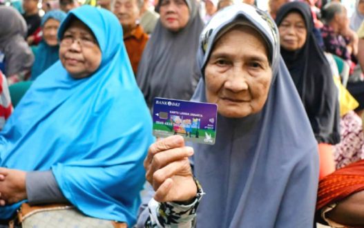 Klj 2025 kini resmi disalurkan kepada para lansia yang memenuhi kriteria penerima bantuan tersebut