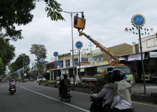Lampu asmaul husna sudah tak lengkap