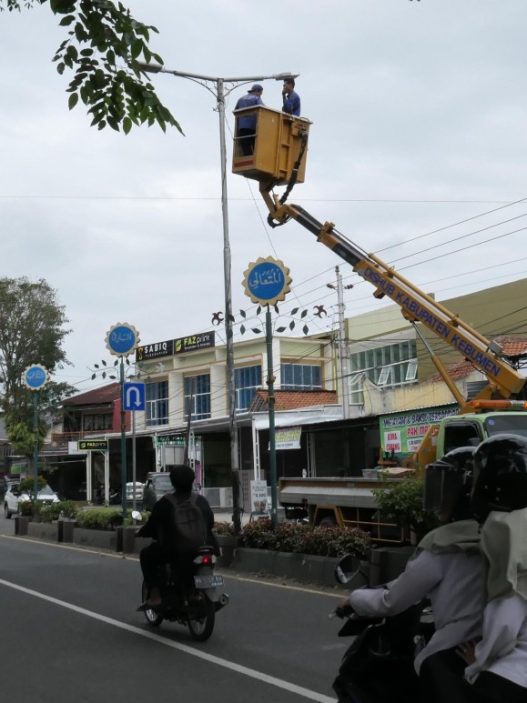 Lampu asmaul husna sudah tak lengkap