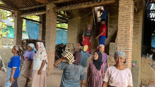 Lesunya industri genteng tanah liat