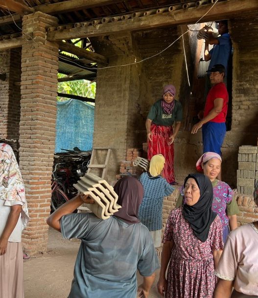 Lesunya industri genteng tanah liat
