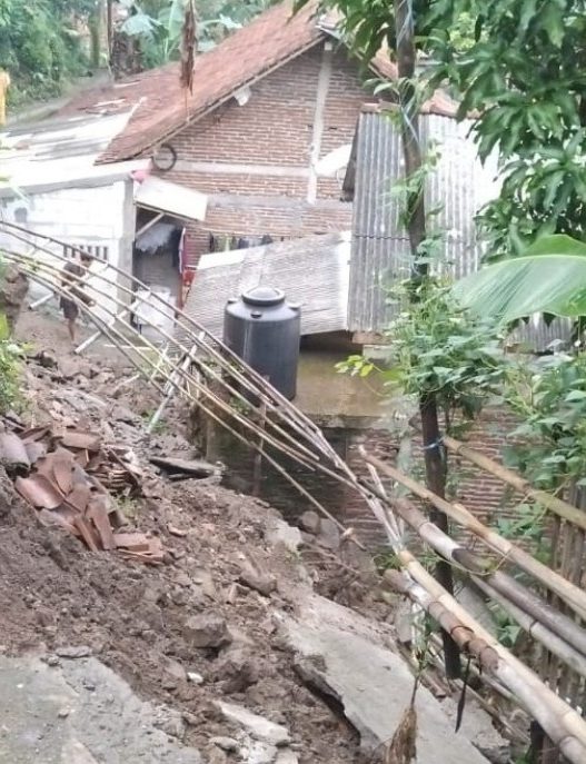 Longsor, 20 kk di alian terisolir