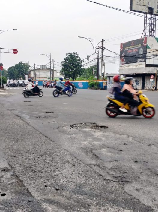 Lubang jalan makan korban