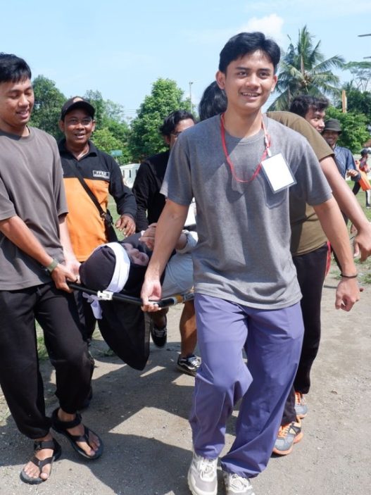 Mahasiswa ikuti pelatihan penyelamatan diri bencana gempa