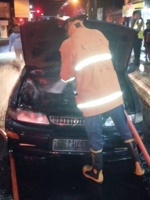 Mobil meledak dan terbakar di perempatan taman kota purbalingga, pengemudi selamat
