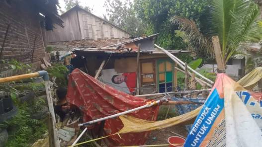Nenek trewu bertahan hidup dari mengamen