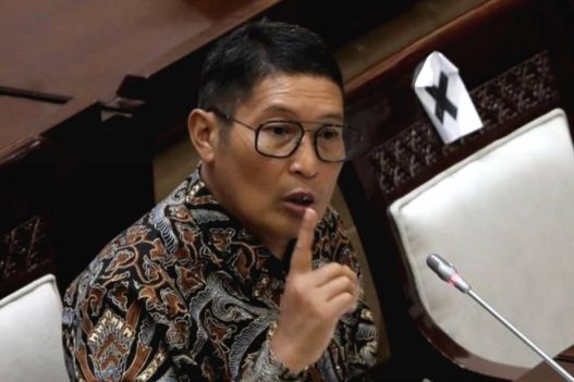 Otoritas jasa keuangan (ojk) menegaskan bahwa penurunan jumlah kantor cabang bank dalam beberapa waktu terakhir bukan disebabkan oleh krisis, melainkan merupakan strategi bisnis