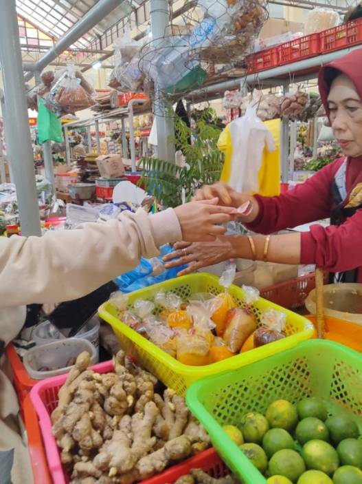 Pedagang bumbu giling banjir pesanan