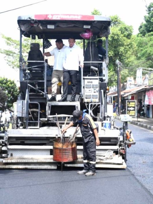 Pemkab purbalingga mulai uji coba pengaspalan hotmix