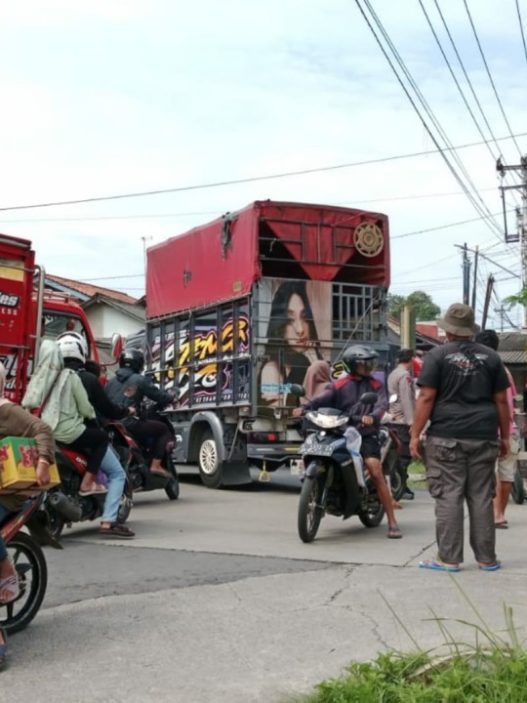 Ribuan sopir truk banyumas lumpuhkan jalan