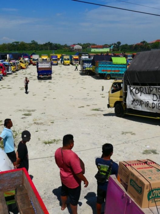 Ribuan sopir truk mogok massal