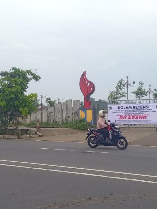 Satpol pasang spanduk larangan akses