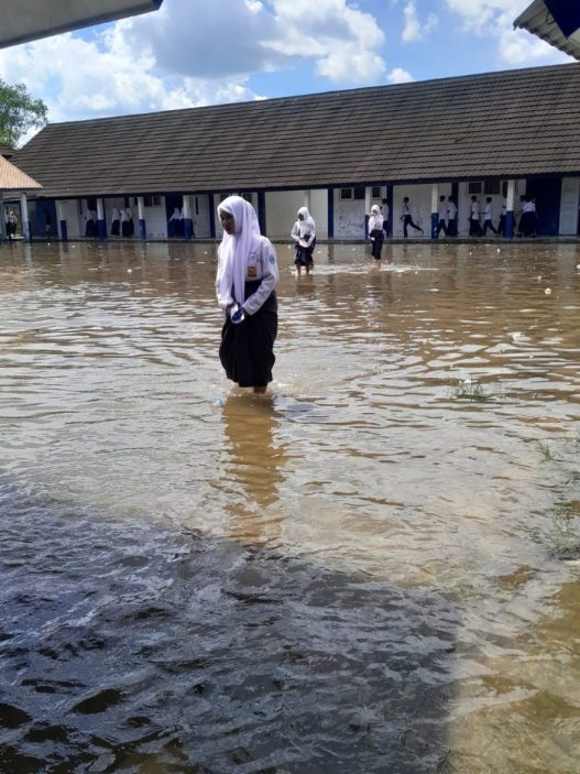 Siswa dan guru "dipaksa" dengan banjir rob