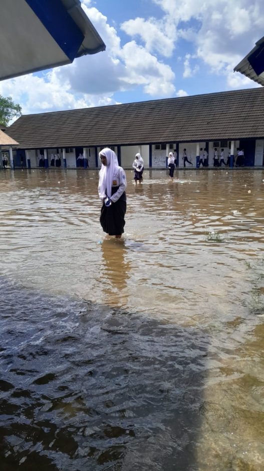 Siswa dan guru "dipaksa" dengan banjir rob