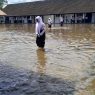 Siswa dan guru "dipaksa" dengan banjir rob