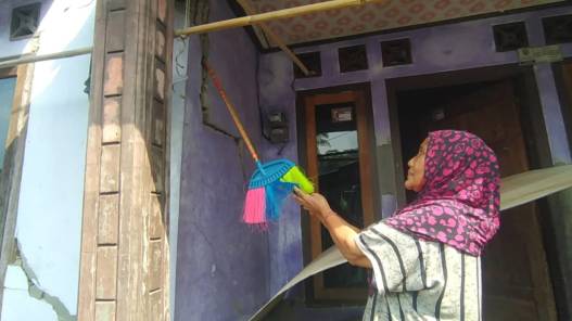Tanah di desa sembawa makin membahayakan