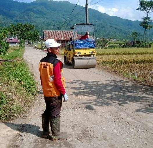 Warga dan pemkab kolaborasi tambal jalan